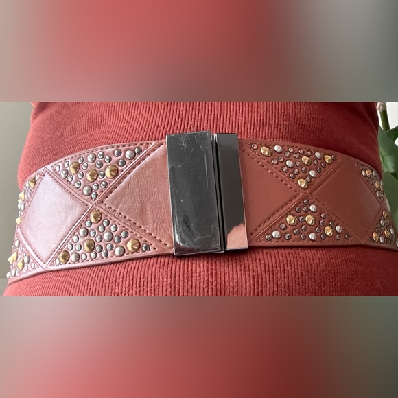 Fina Firenze Medium tan with gold/silver studding with elastic back. 2.5”Wx32”L - Picture 8 of 8